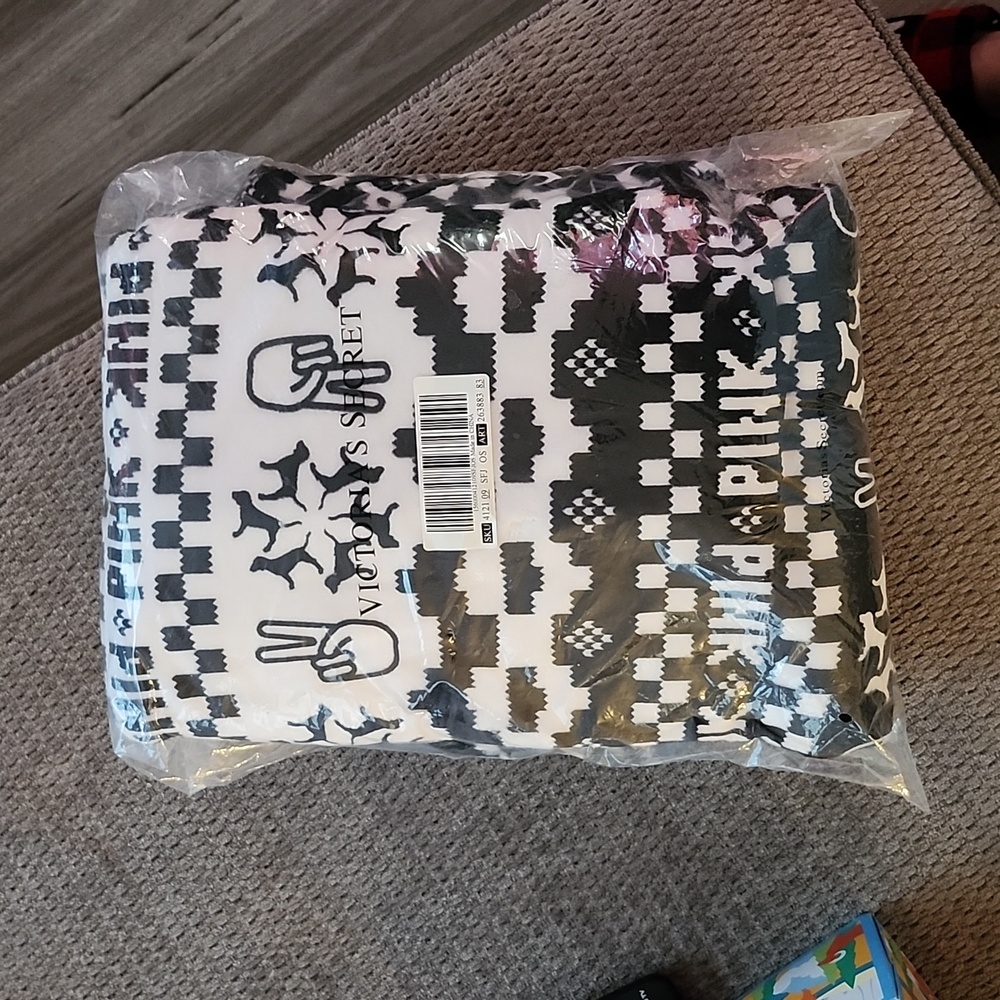 Victorias Secret PINK sherpa throw blanket, brand NEW!